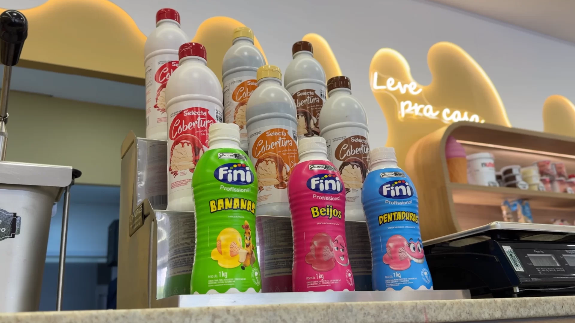 Doces e confeitos exibidos no balcão da sorveteria