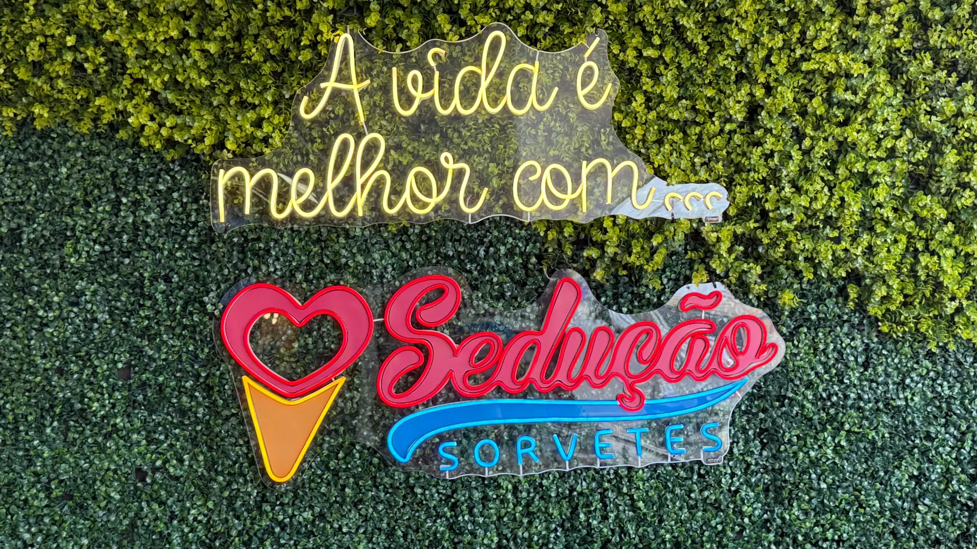 Parede decorada com a marca Sedução Sorvetes